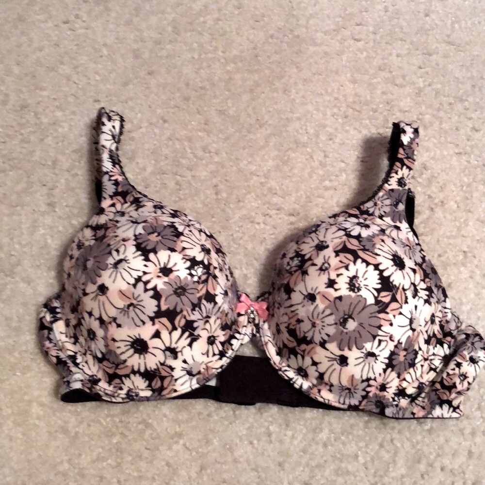 Victoria’s Secret NWOT underwire bra size 36C, with pretty crystal gems on cups!